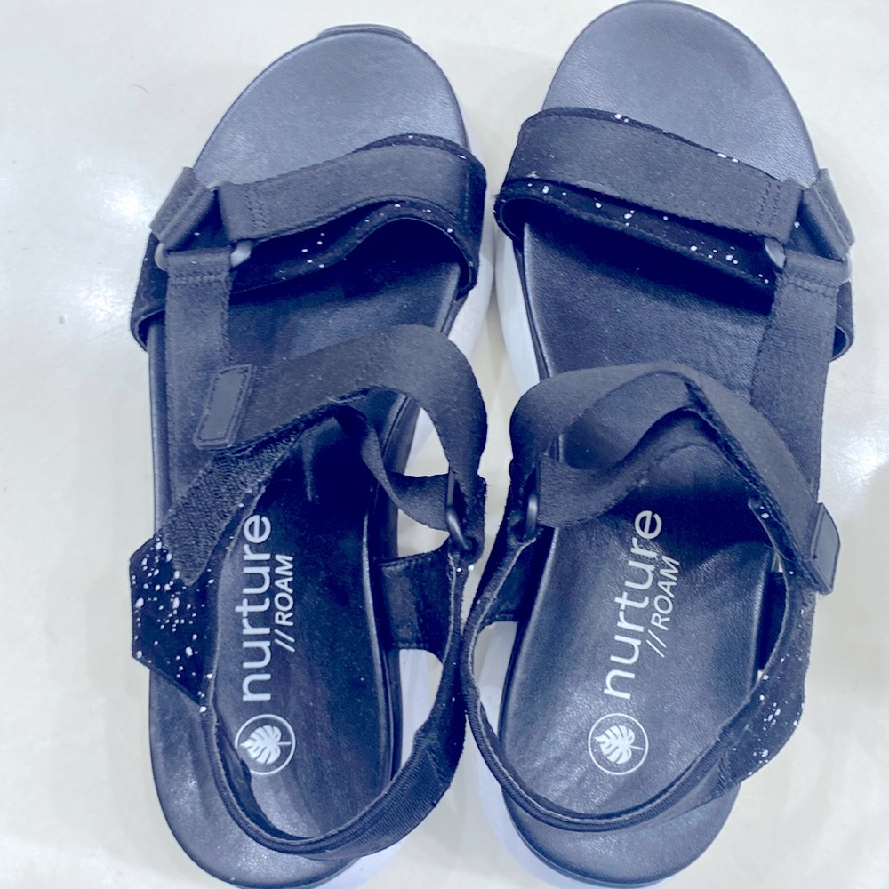 Gently used Women’s NURTURE sandals black and white